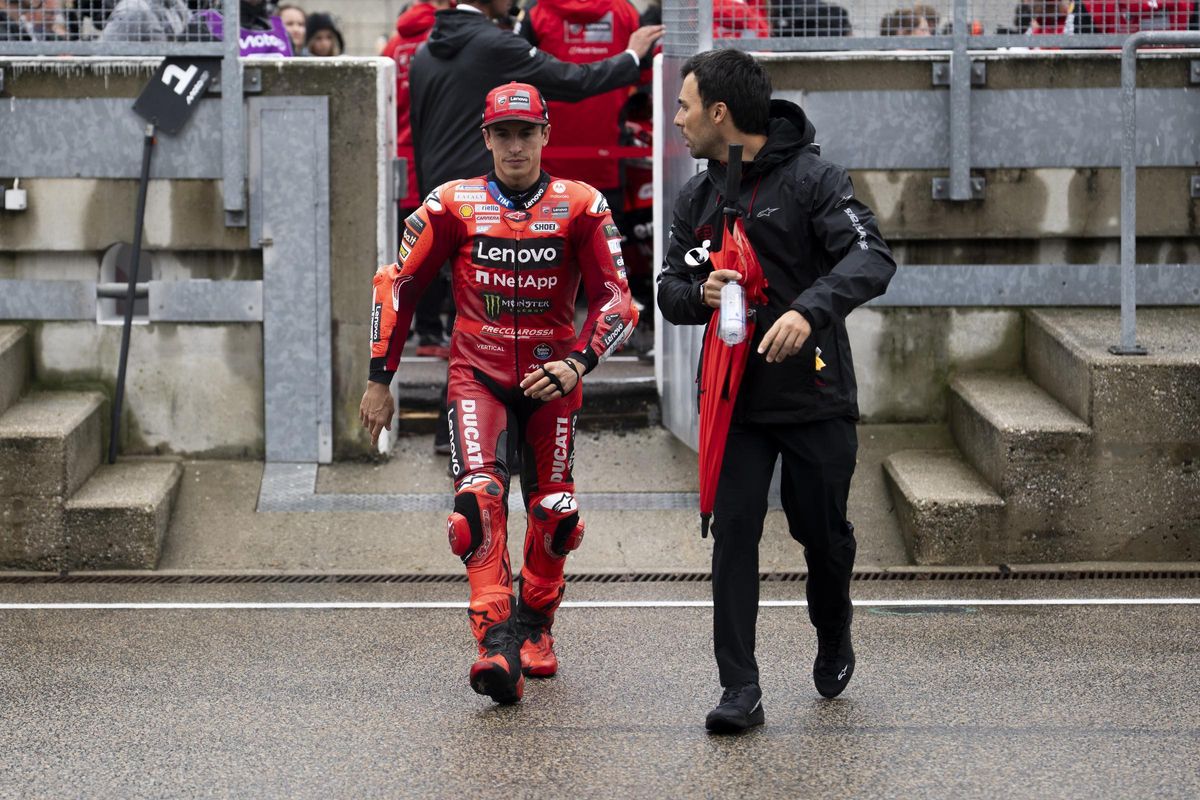 José Luis Martínez acompaña a Marc Márquez hasta la parrilla de salida de la carrera de hoy al 'sprint' en Sachsenring.