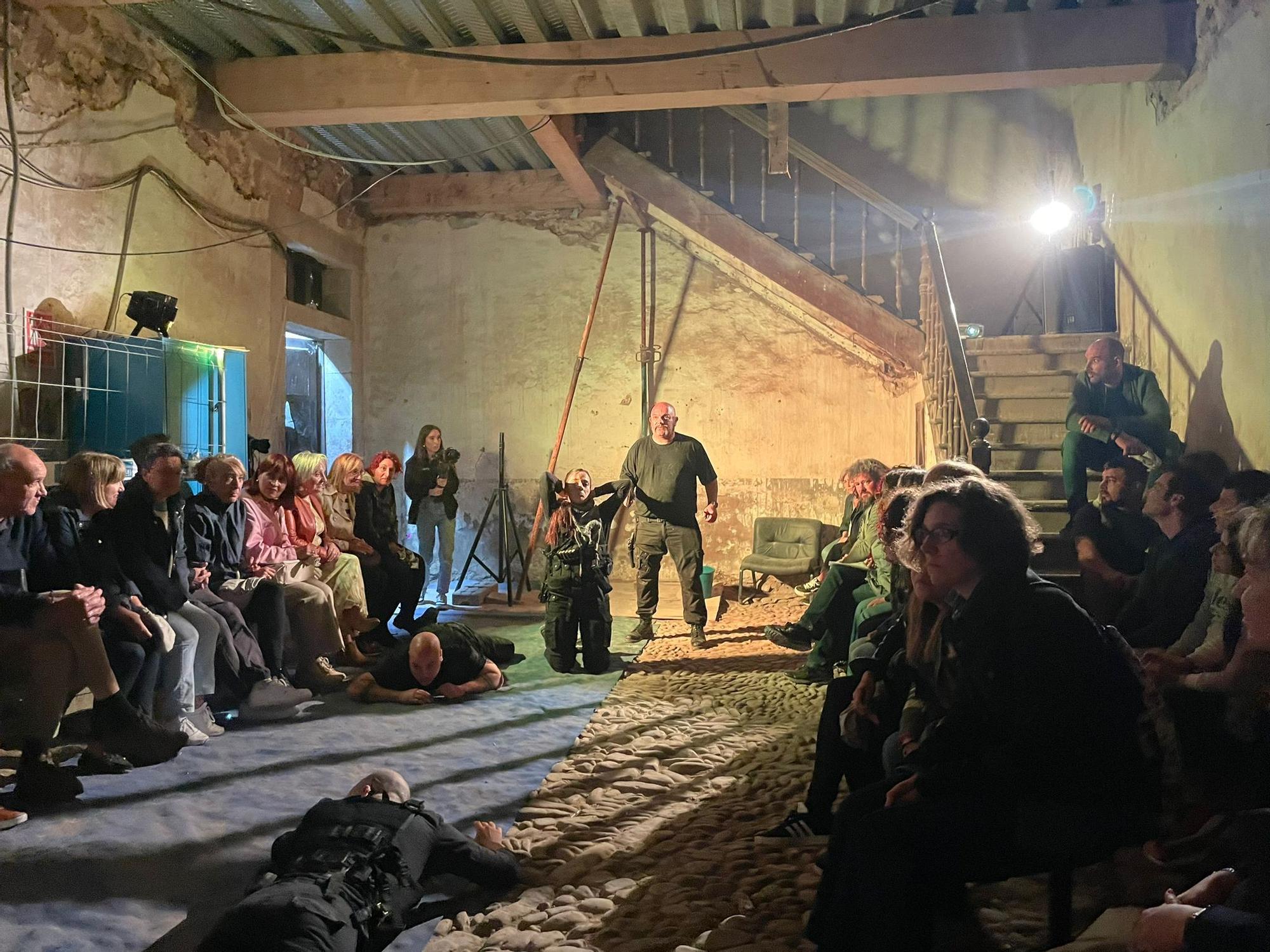 En imágenes: Así fue "Redención", la primera función de teatro inmersivo que se celebra en el monasterio de Cornellana