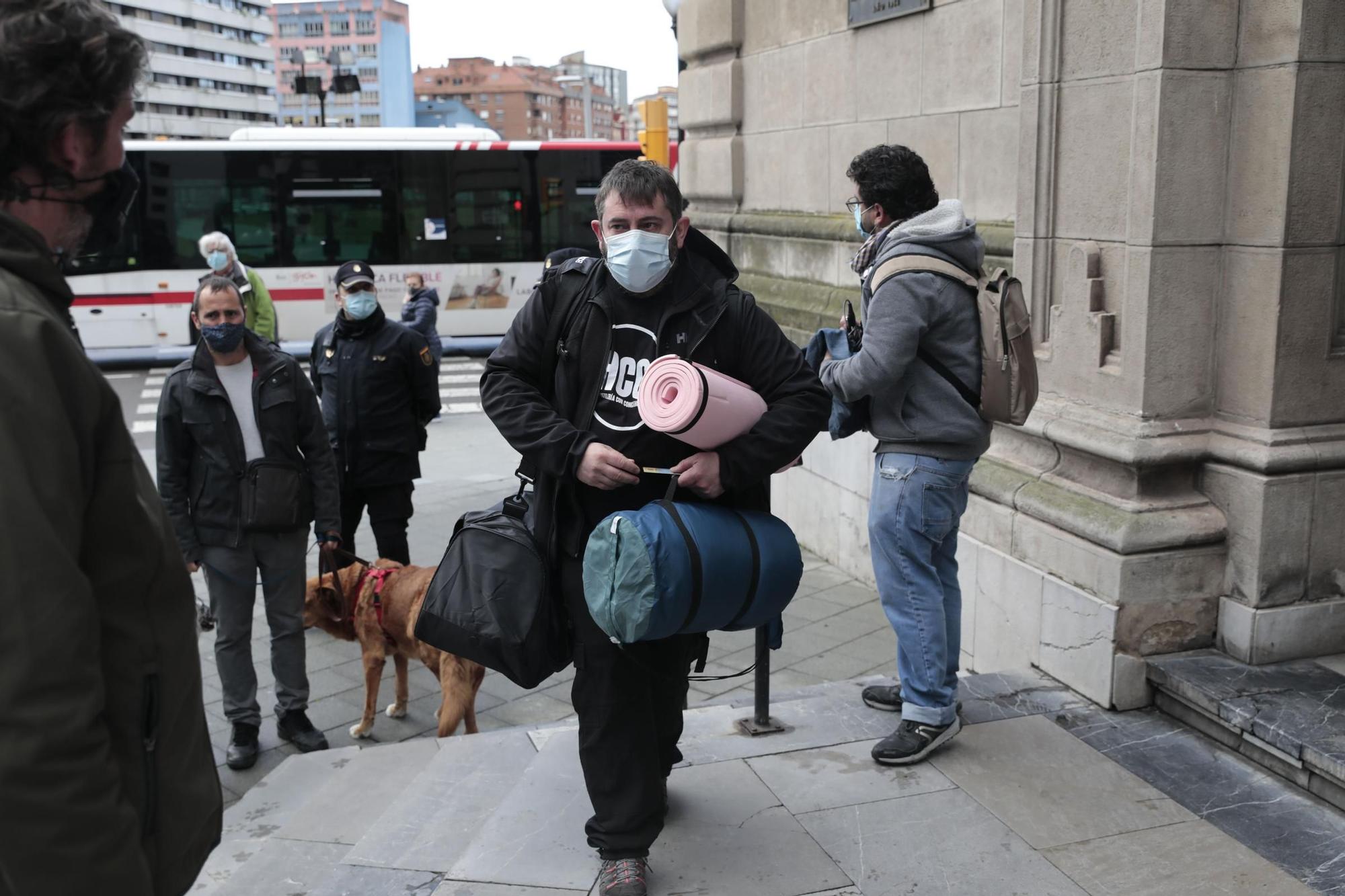 Nuevo encierro de hosteleros en Gijón, en la iglesia de San José