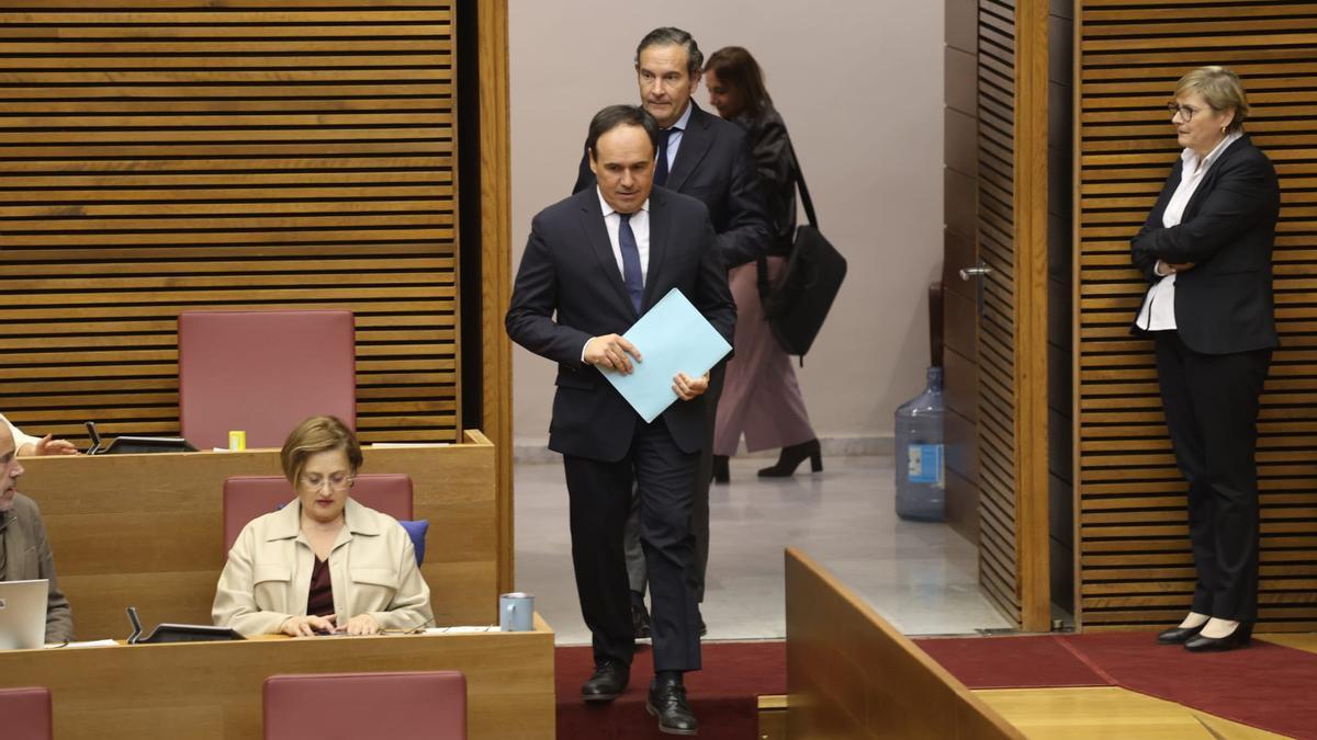 Llorca entra en el hemiciclo para continuar con la sesión de investidura.