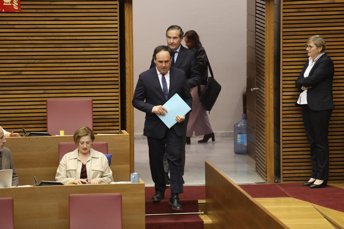 Llorca entra en el hemiciclo para continuar con la sesión de investidura.