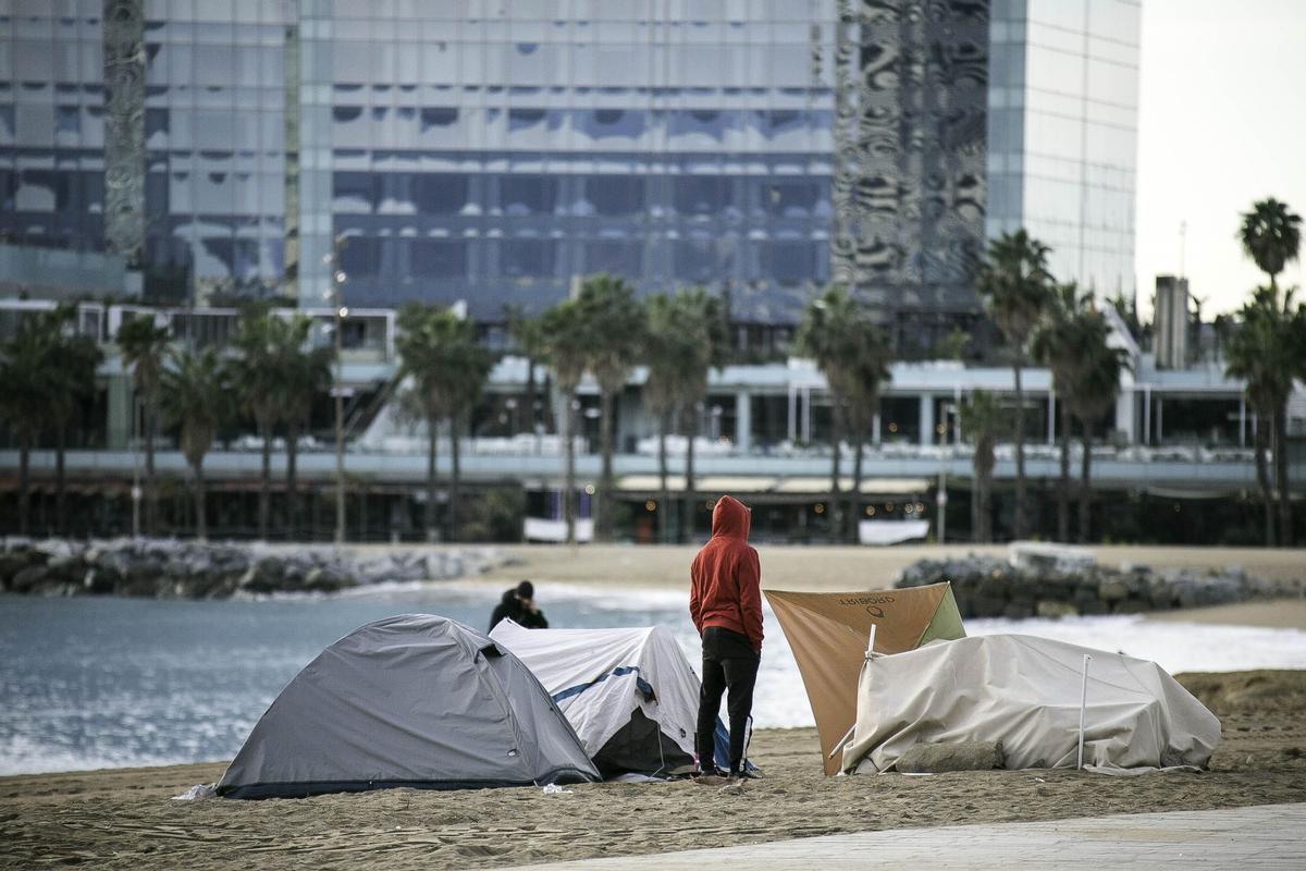 Un grupo de subsaharianos lleva meses acampados en las playas de la Barceloneta.