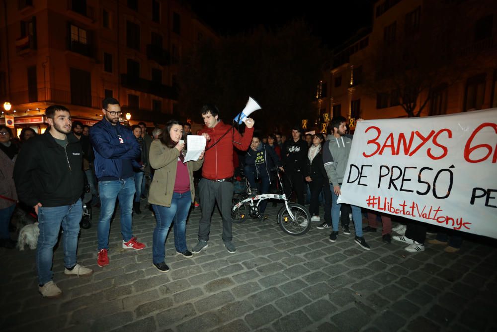 Unas 200 personas apoyan a Valtonyc en la plaza de Cort