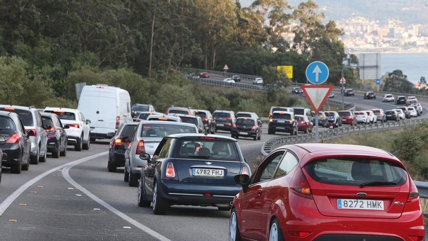 Un lunes de colapso en las carreteras de O Morrazo