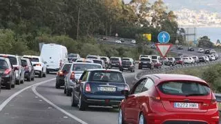 Un lunes de colapso en las carreteras de O Morrazo