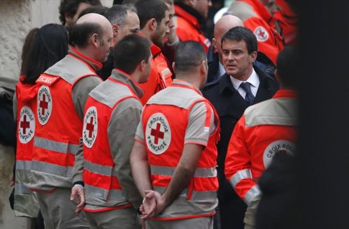 El primer ministre Manuel Valls conversa amb membres de la Creu Roja.