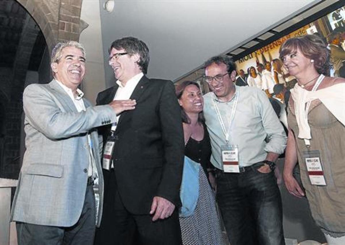 Optimismo 8 Puigdemont, con Homs (izquierda), Rull y Borràs (derecha) en la sede electoral de CDC, el 26-J.
