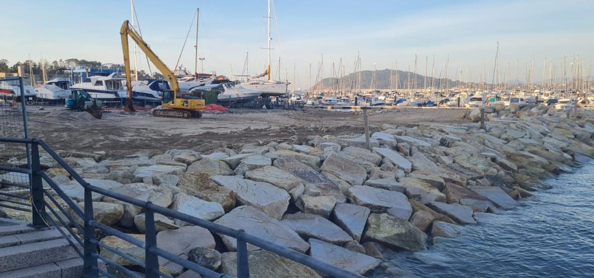 El relleno que servirá para ampliar el puerto deportivo baionés, ayer.