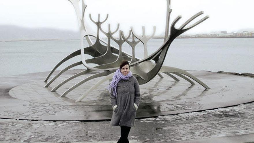 Pilar Concheiro, en el centro de Reykjavik, ante una de las esculturas más representavias de la ciudad: se llama Solfarid y representa un drakkar vikingo.