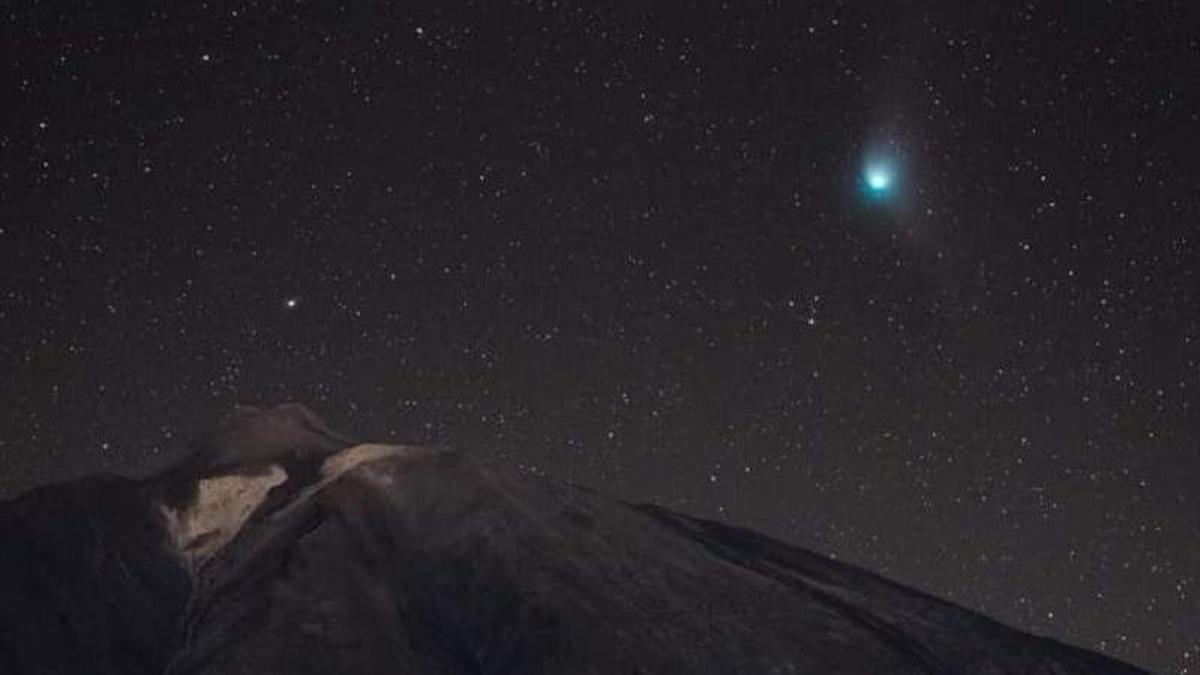 Espectacular imagen del Cometa Verde captada desde el Teide
