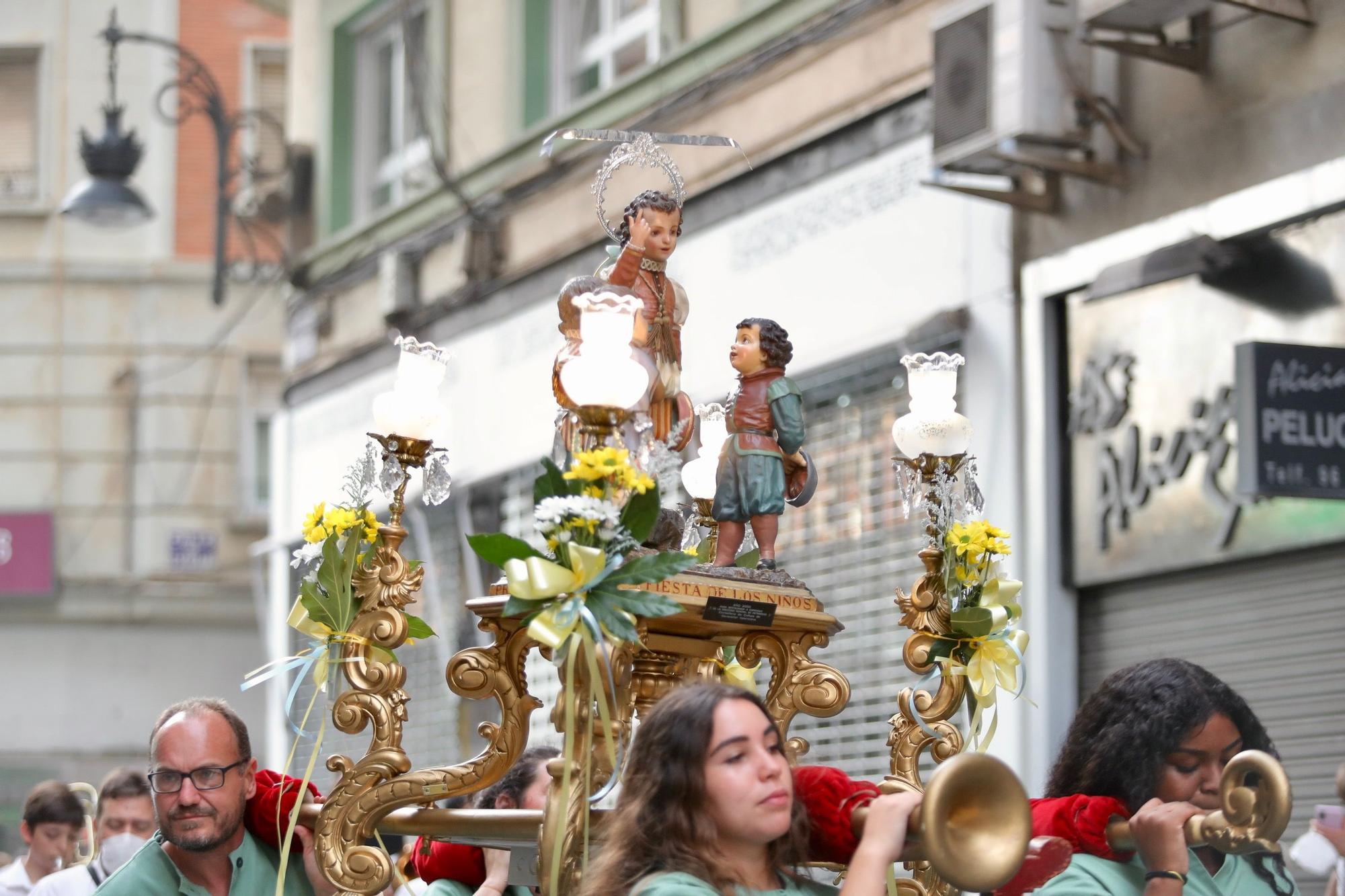 La calle San Vicente acoge la procesión "dels Xiquets" con tres generaciones falleras