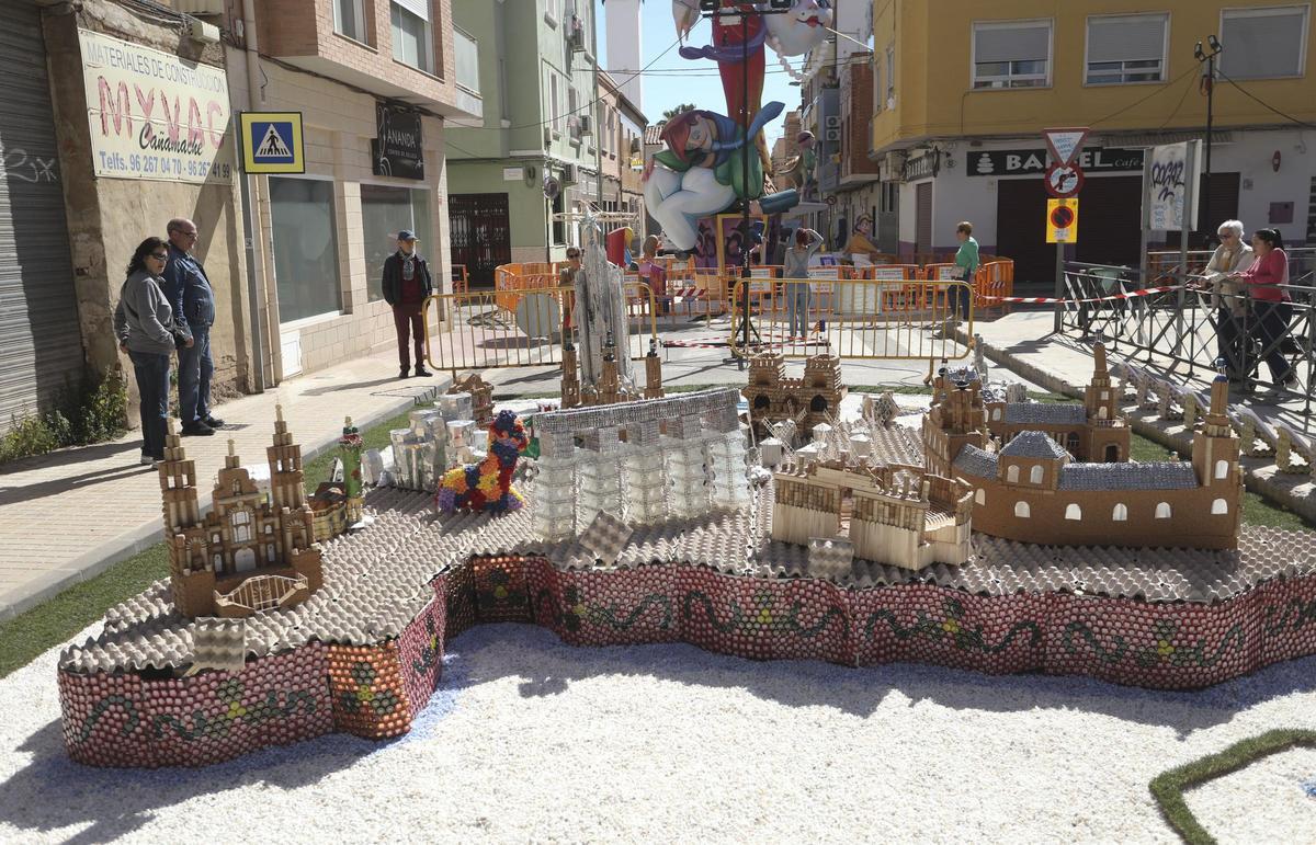 Ornamentación de calle de la Falla La Palmereta.