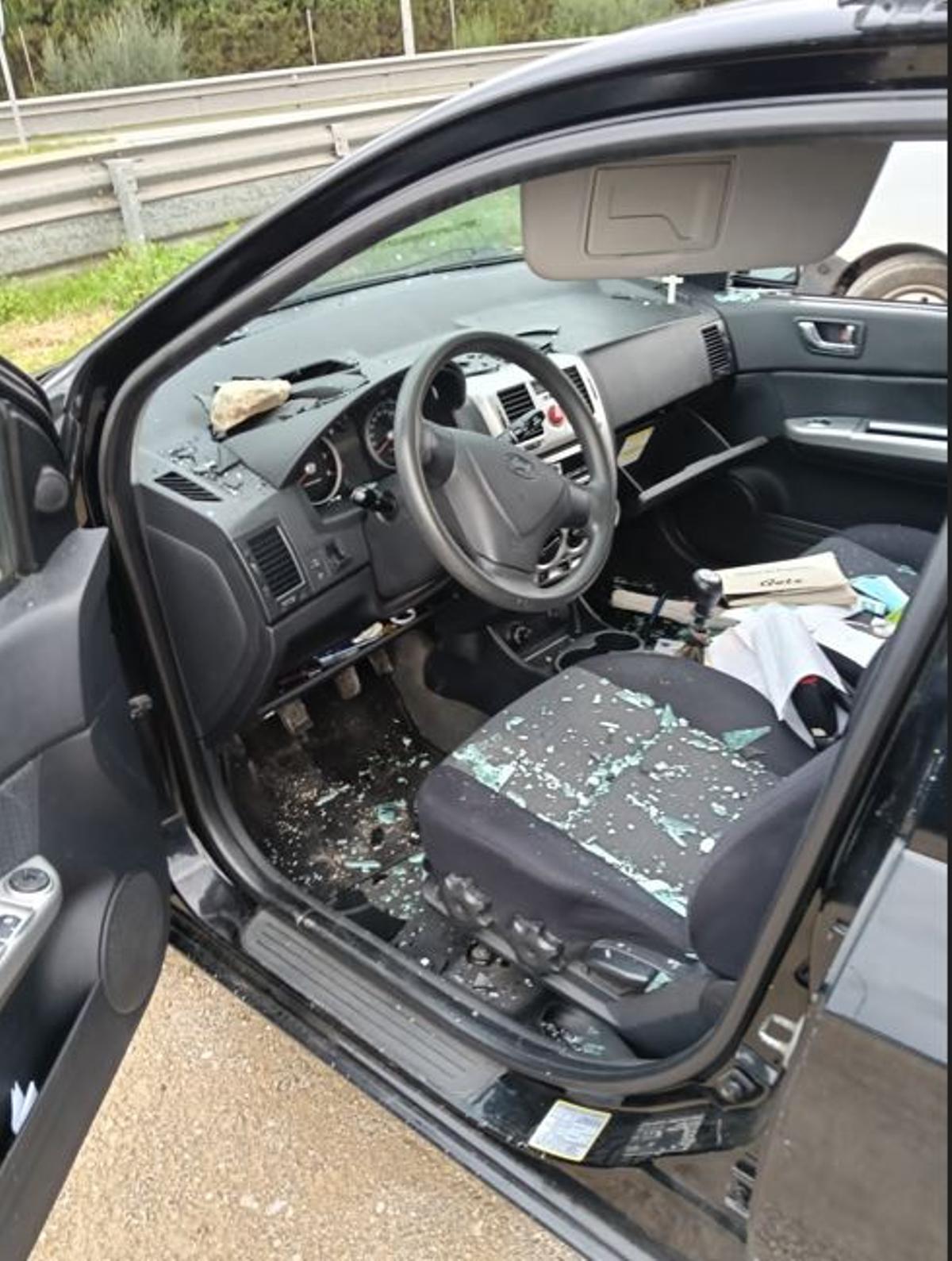 Varios coches estacionados han visto rotas sus lunas