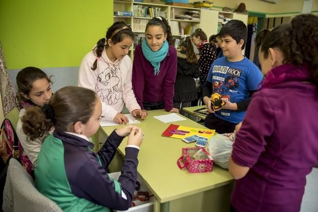 Reportaje al rastrillo organizado por alumnos ...