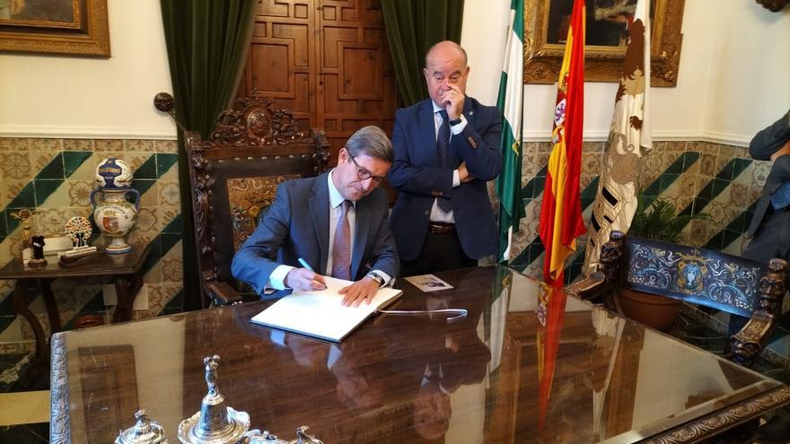 El consejero de Política Industrial y Energía realiza su primera visita oficial al Ayuntamiento de Antequera