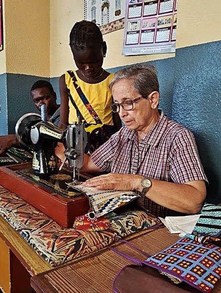 Sor Ángela enseña a coser a una niña en el taller ocupacional. | Reproducción E. S. R.