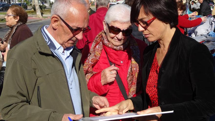 María Gámez recoge firmas contra el tarifazo.