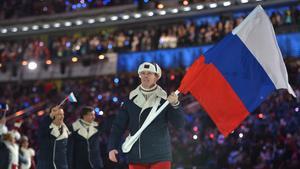 Alexandr Zubkov, con la bandera rusa en el desfile de Sochi, es uno de los deportistas sancionados por dopaje.