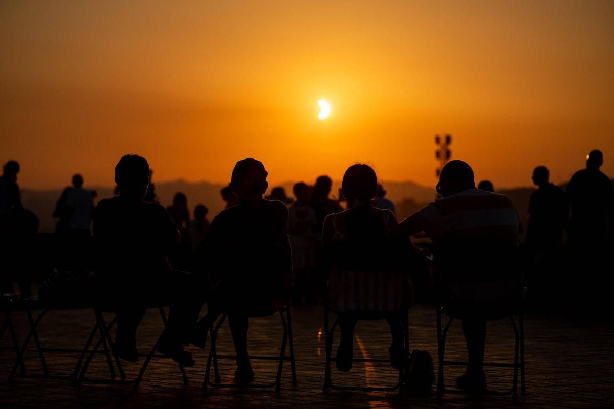 Eclipse solar visto desde el Castillo de Montjuic.