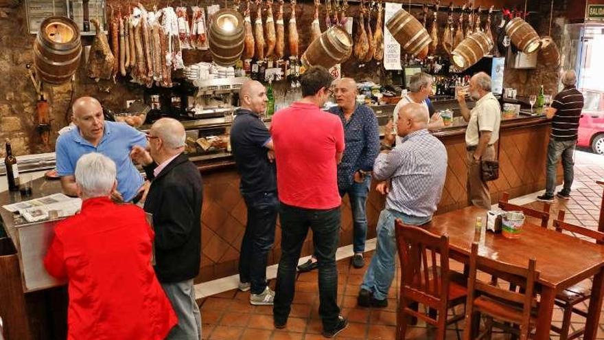 Aspecto de la barra de la sidrería Yumay.