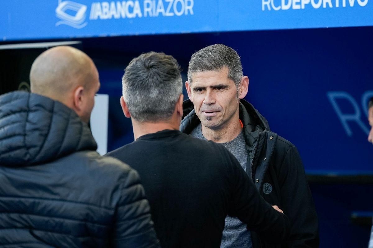 Iván Ania saluda a Antonio Hidalgo en la banda de Riazor, este martes, antes del encuentro.