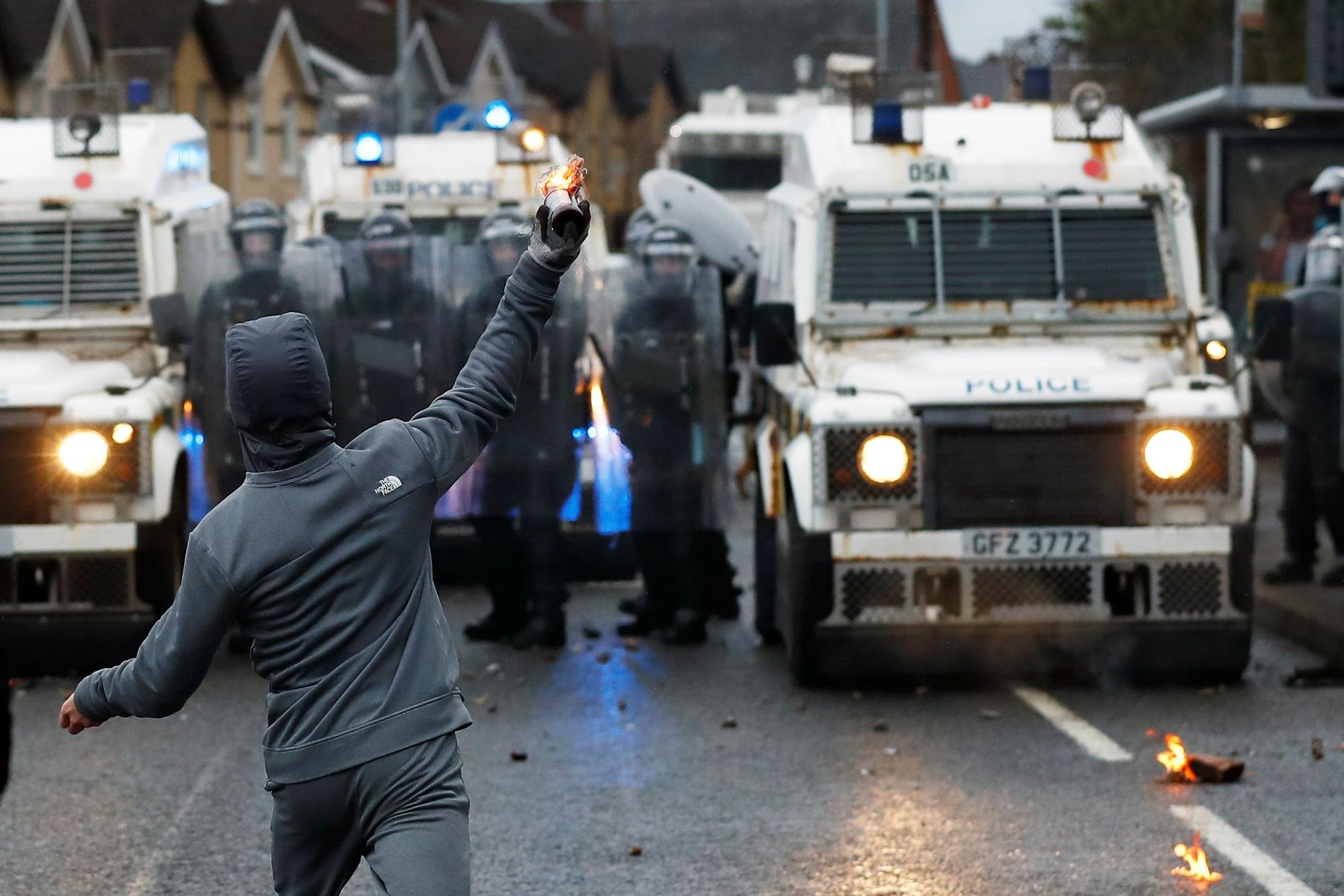 Un manifestante lanza un objeto incendiario a la Policía en Belfast, Irlanda del Norte, el 8 de abril de 2021.