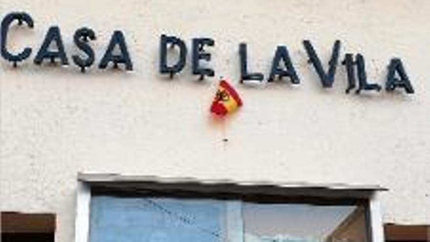 Gallifa posa una minibandera espanyola per complir la llei