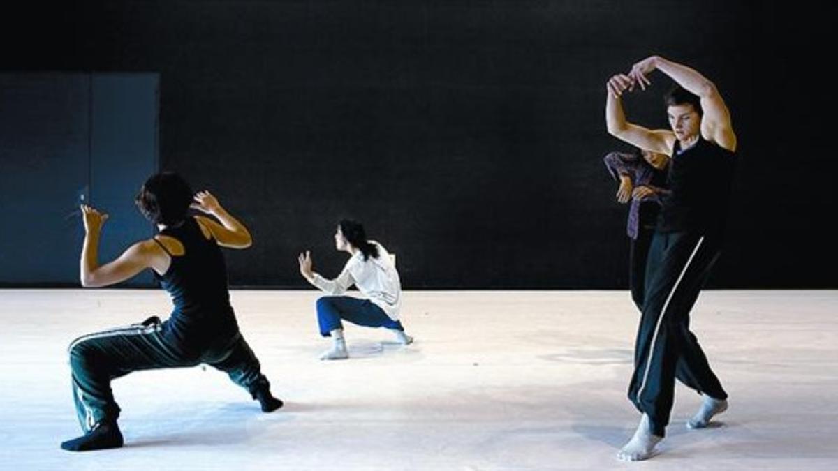 Varias bailarinas de Hofesh Shetcher ensayan en El Graner la obra que ofrecen a partir de hoy en el Mercat.