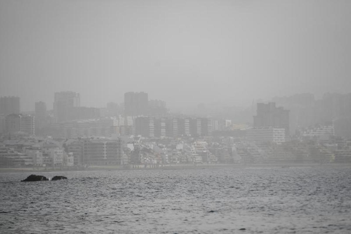 05-02-19 LAS PALMAS DE GRAN CANARIA. CIUDAD. LAS PALMAS DE GRAN CANARIA. METEOROLOGIA. Calima.    Fotos: Juan Castro.  | 06/02/2020 | Fotógrafo: Juan Carlos Castro