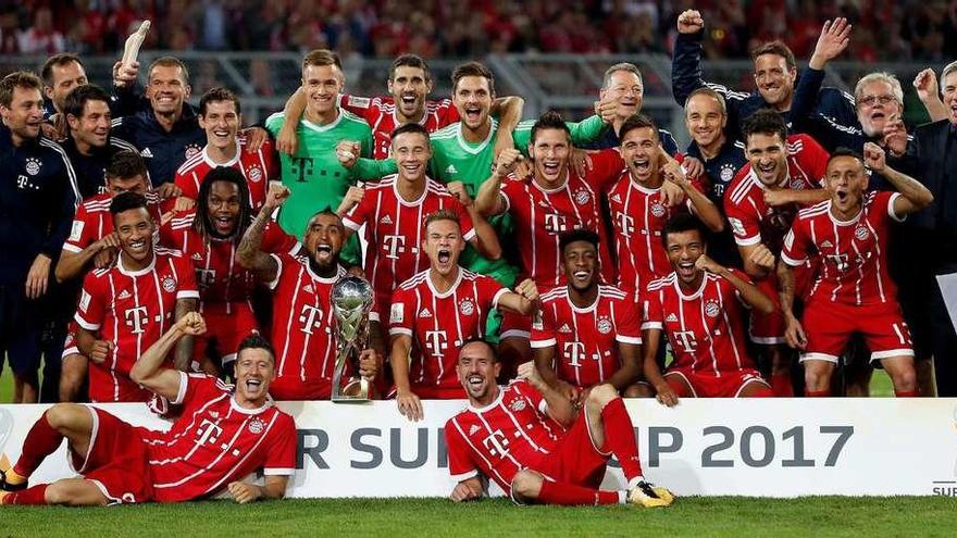 Los jugadores y el cuerpo técnico del Bayern de Múnich festejan su título en el Signal Iduna Park. // Friedemann Vogel