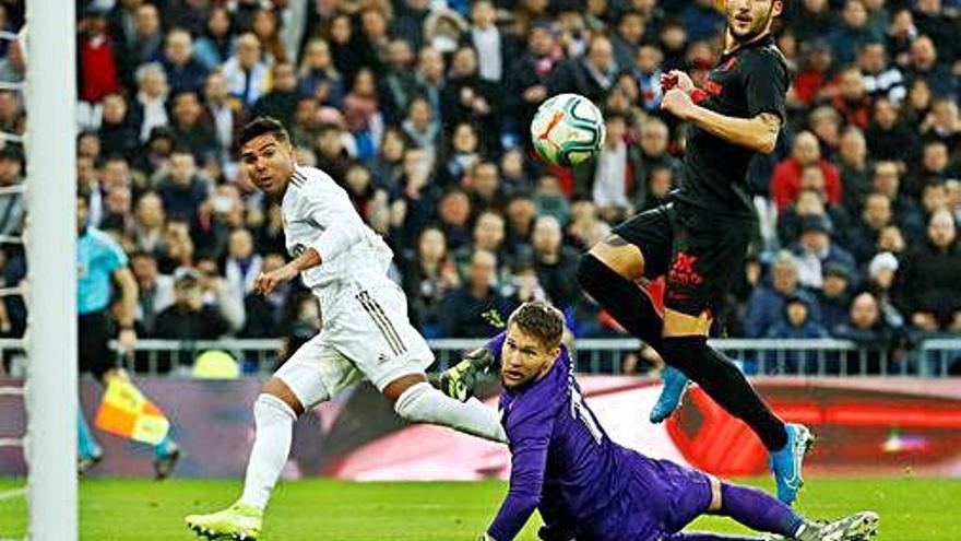 Casemiro, a la izquierda, observa cómo entra el balón en la jugada del segundo gol blanco.