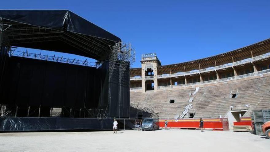 El escenario instalado en el ruedo de la Plaza de Toros de Palma.