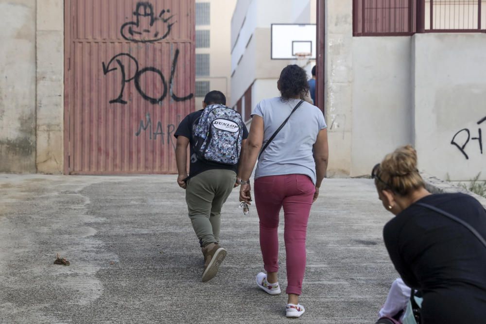 El colegio Anselm Turmeda de Palma, tomado por la Policía