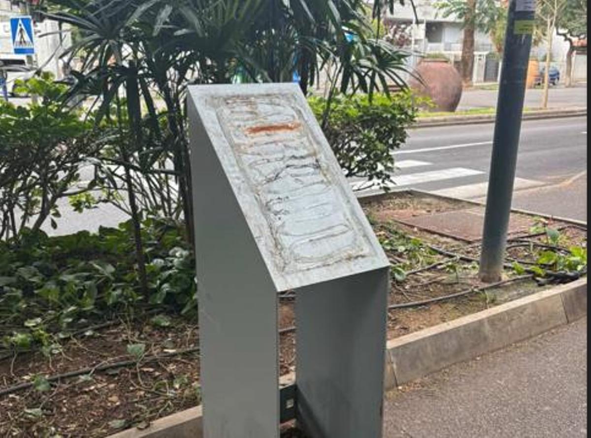 Placa de memoria históricia LGBTIQA+ situada en Santa Cruz