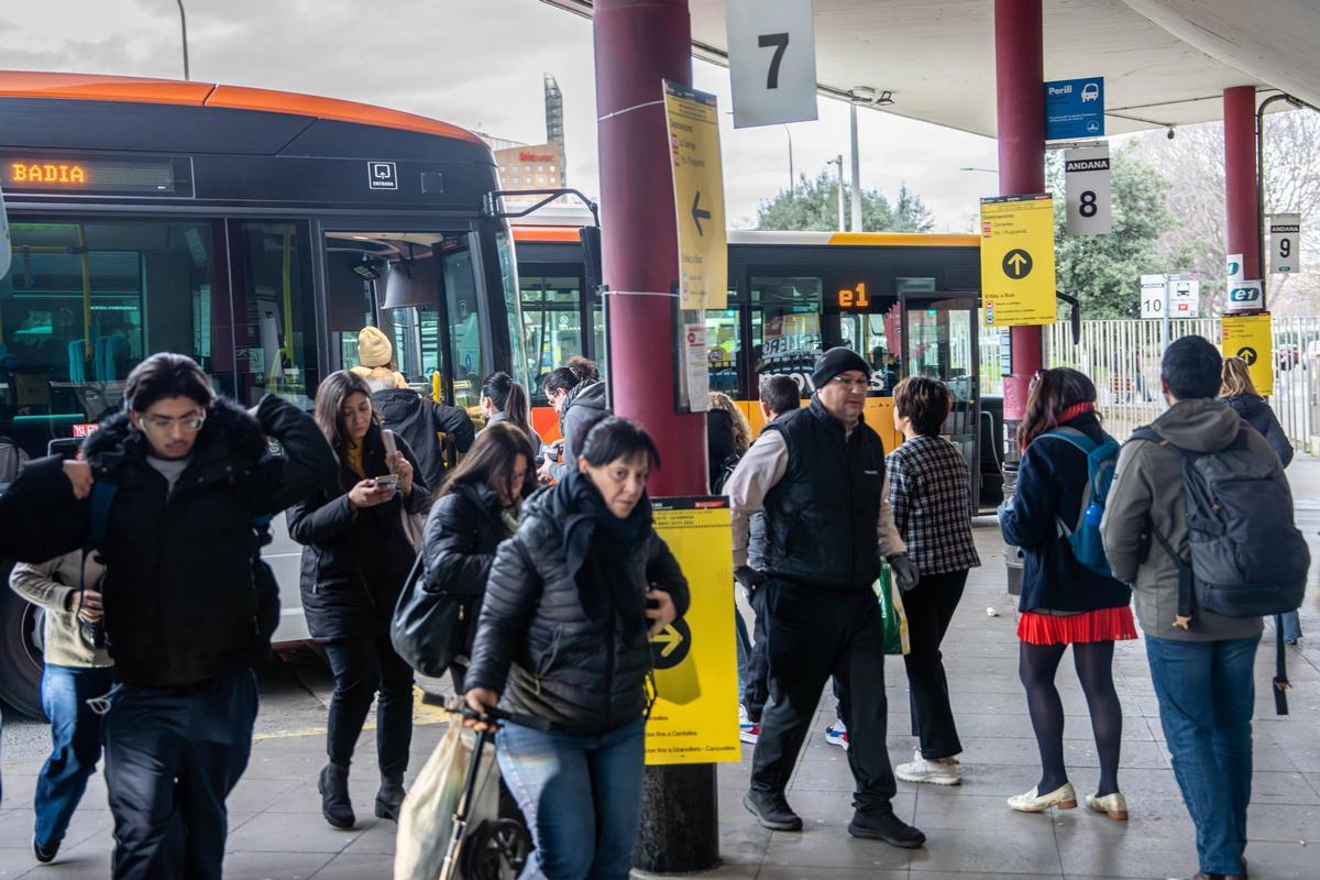 La estación de autobuses de Fabra i Puig retoma poco a poco el pulso tras el caos ferroviario