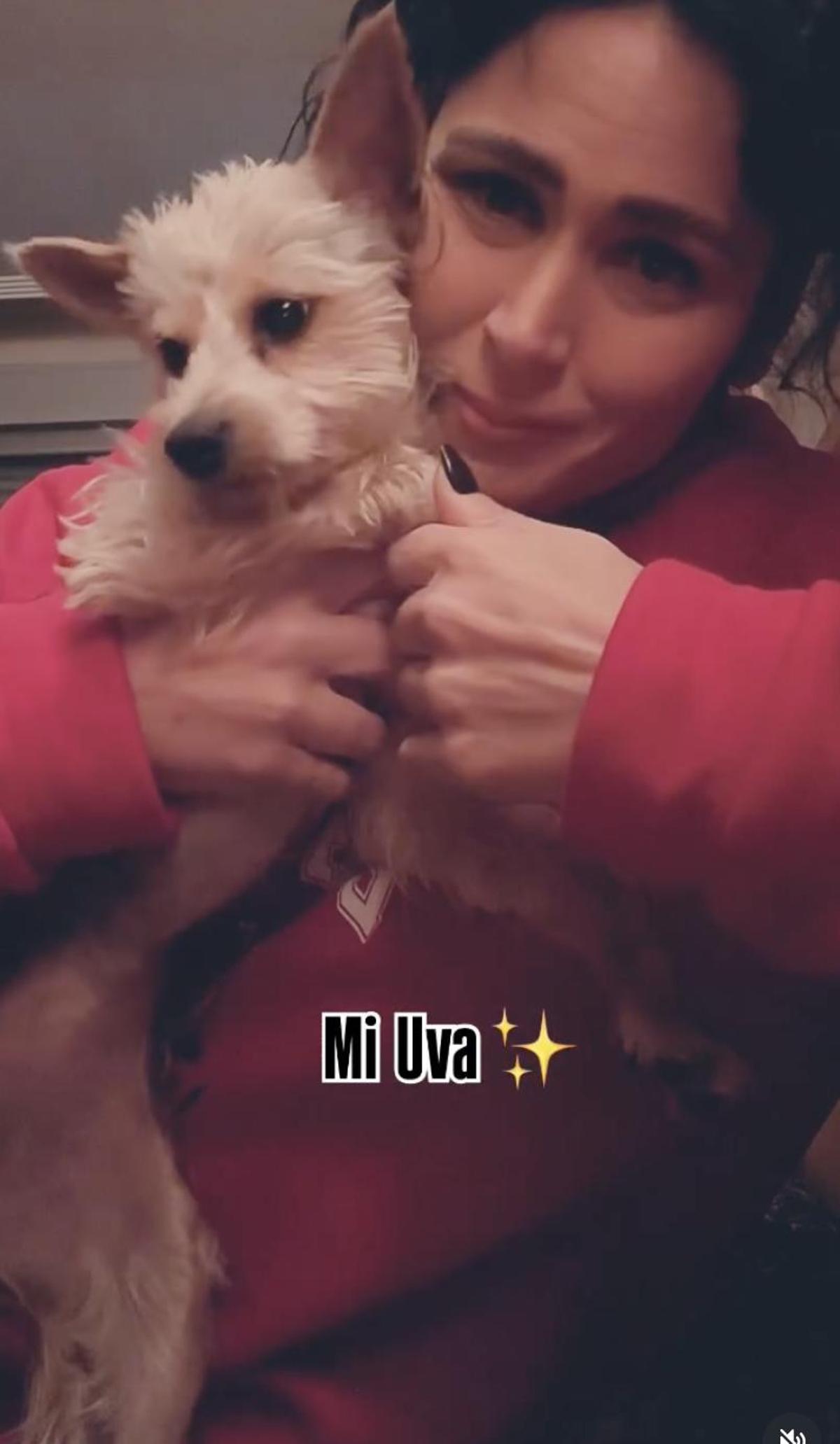 Rosa López con su perrita Uva