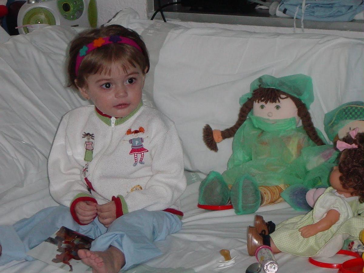 La niña en abril de 2003, un mes después de la operación.