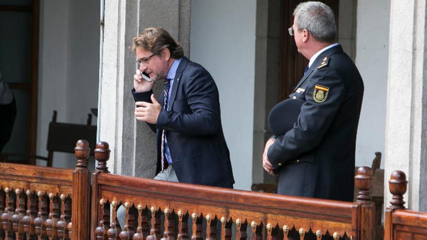 Salvador Alba charla por teléfono durante la apertura del año judicial, a principios de octubre.