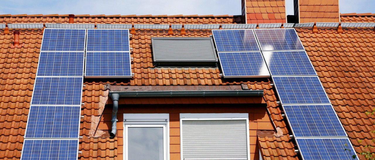 Paneles solares instalados en el tejado de una vivienda.