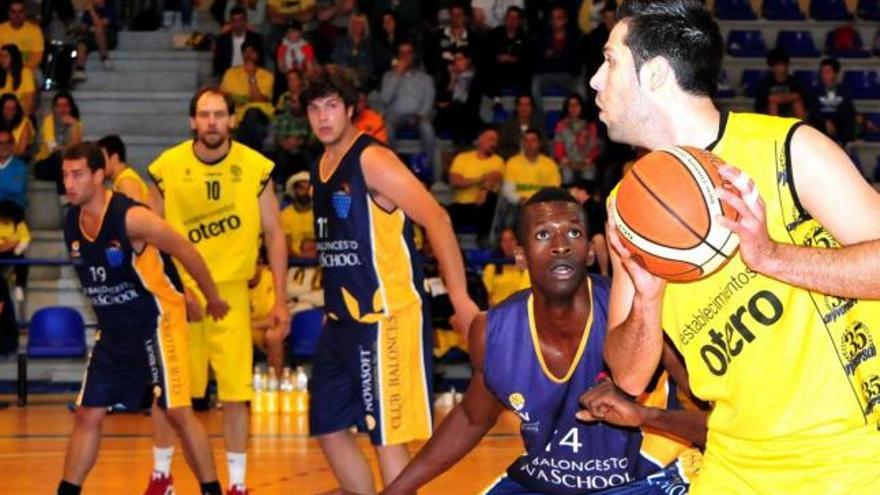 Norman Rey juega en el poste bajo ante la defensa de Bamba Touré con su compañero Alberto Rodríguez siguiendo la acción. // Iñaki Abella