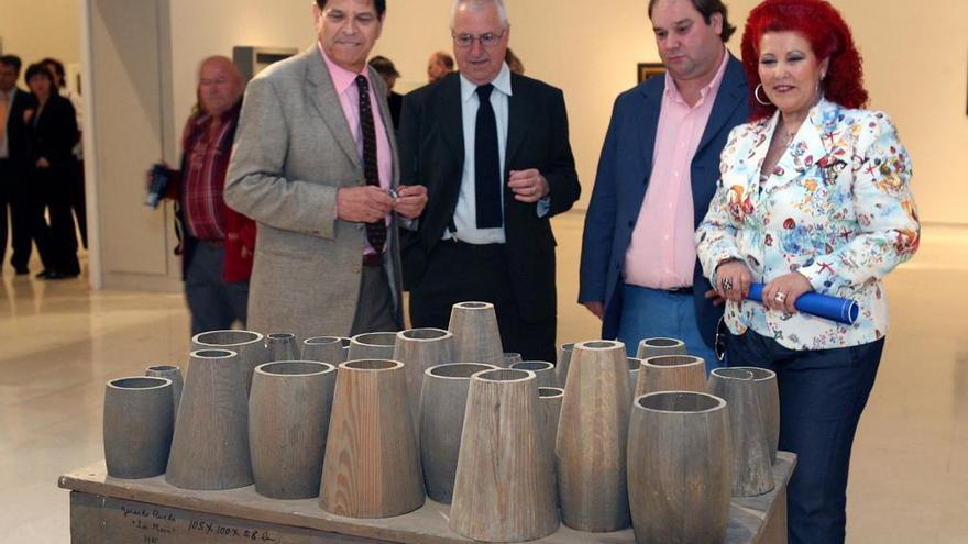 La obra de Rueda donada, con el hijo de Rueda y Consuelo Císcar a la derecha.