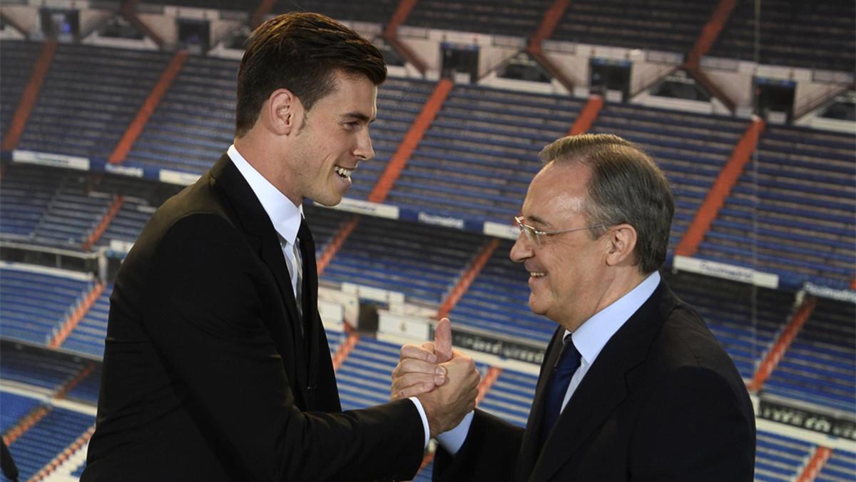 Gareth Bale y Florentino Pérez en la presentación del galés como futbolista del Real Madrid el 2 de septiembre de 2013