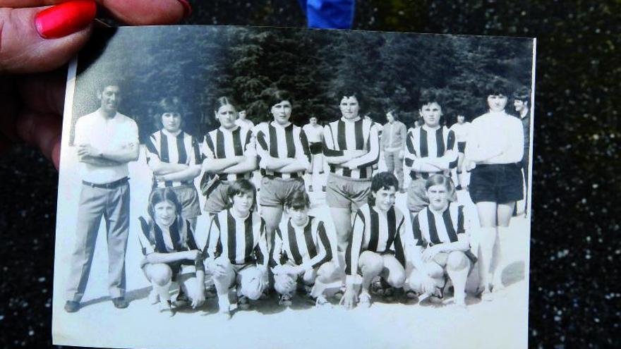 Imagen del equipo inicial en 1971 con el entrenador, Lito Hermida.