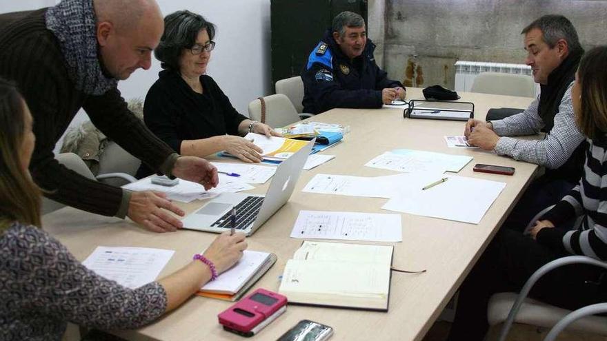 La coordinadora de Educación Vial en Pontevedra, ayer, con responsables locales. // Bernabé / Adrián Rei