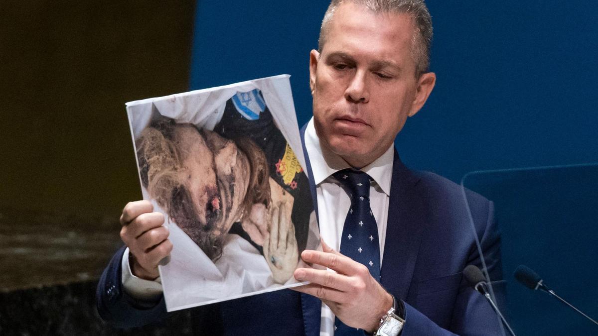 El embajador de Israel ante la ONU, Gilad Erdan, muestra la imagen de una víctima de Hamás.