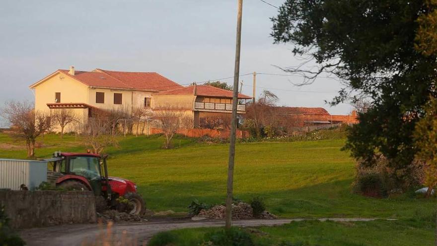 Una edificación tradicional (en el centro de la imagen) ubicada en El Valle, en la parroquia de Santiago de Ambiedes.