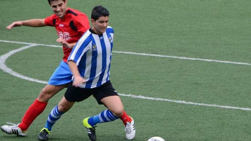 Un jugador del Bahía intenta llevarse ayer el balón. // G.Núñez