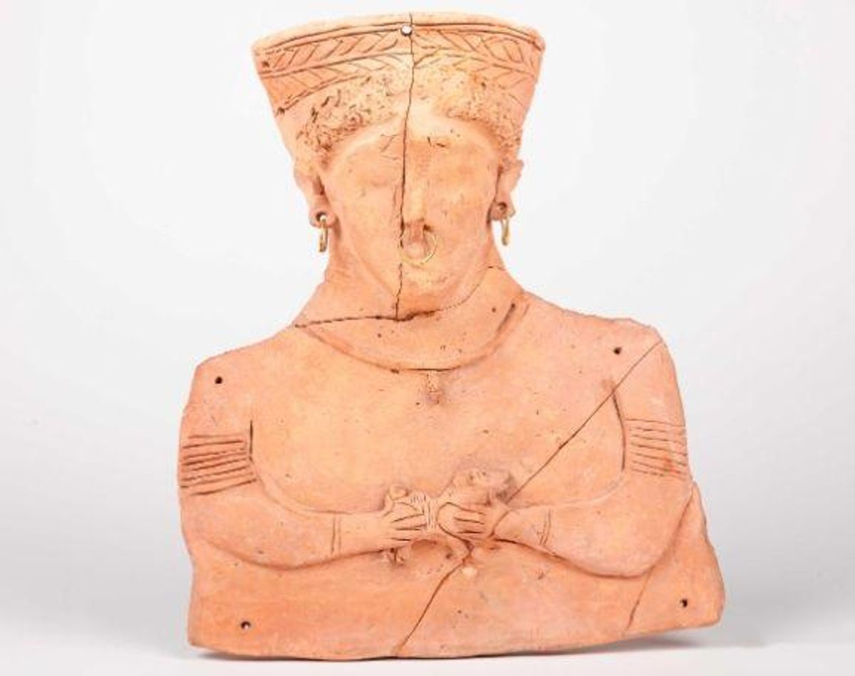 Terracota con escena sosteniendo un jabalí.