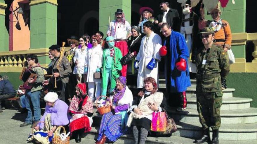 Los guilandeiros de la asociación cultural Sulabarda, a su llegada al Ayuntamiento de Tineo.