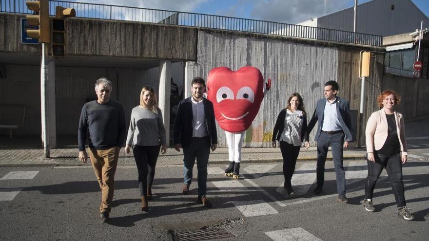 D&#039;esquerra a dreta, Domènec Haro (equip projecte Healthy communities Fundació SHE), Luisa Aliste (regidora de Salut de Cardona), Oriol Ribalta (alcalde de Sallent), la mascota Càrdio, Anna Badia (Coordinadora local d&#039;implementació Fundació SHE), Ferran Estruch (alcalde de Cardona) i Sílvia Tardà (regidora de Salut de Sallent)